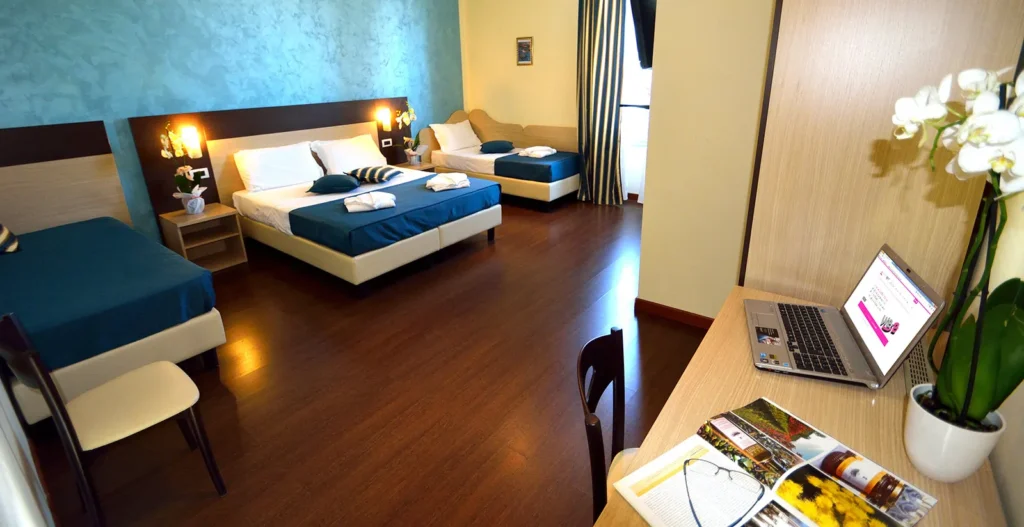 Chambre quadruple pour familles du B&B Marbò Florence, centre de Florence