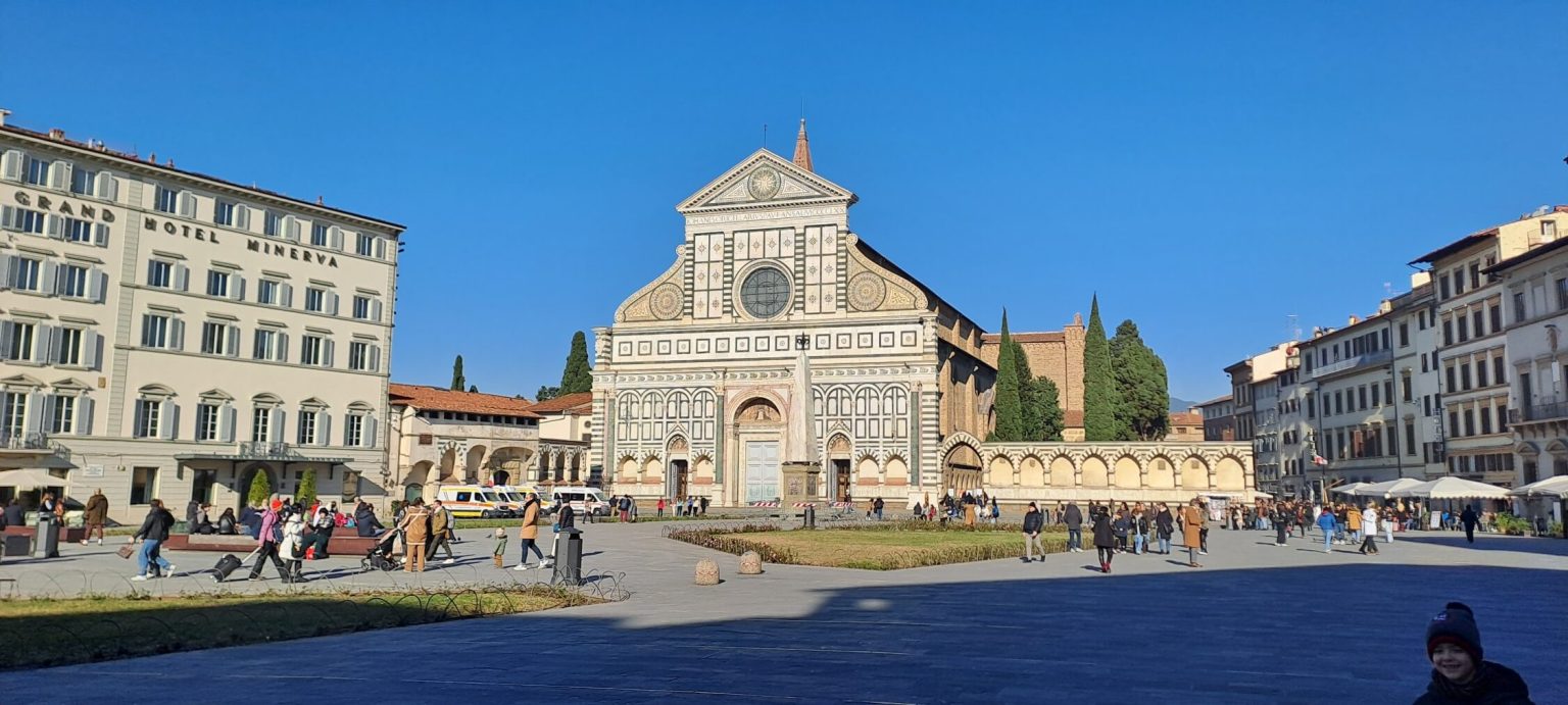 Foto della Basilica di Santa Maria Novella di giorno dalla piazza