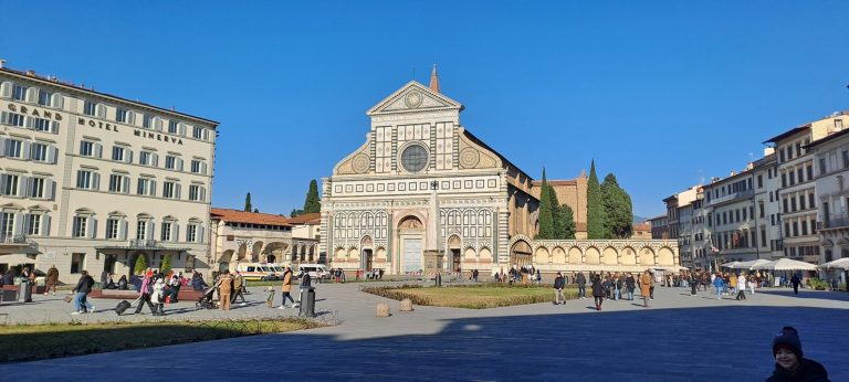 Foto della Basilica di Santa Maria Novella di giorno dalla piazza