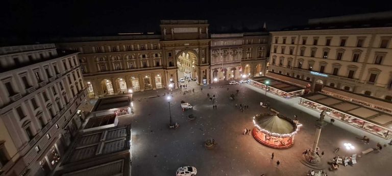 Vista di Piazza della Repubblica a Firenze