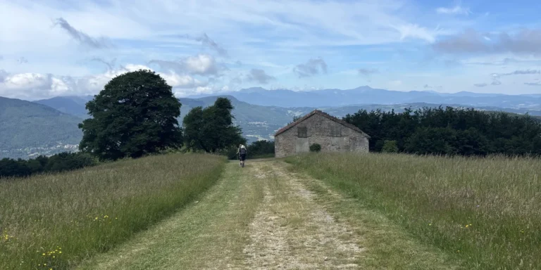 Panorama sui crinali dell'Appennino lungo la Via degli Dei, il cammino da Bologna a Firenze