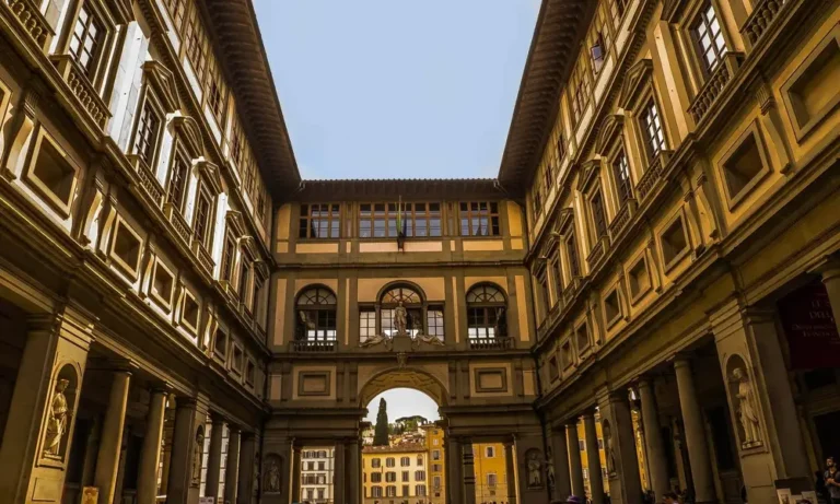 Porticato della Galleria degli Uffizi a Firenze